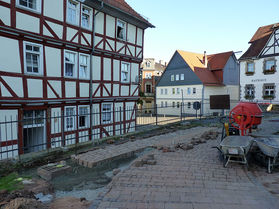 Pflaster- und Treppenarbeiten an St. Crescentius (Foto:Karl-Franz Thiede)